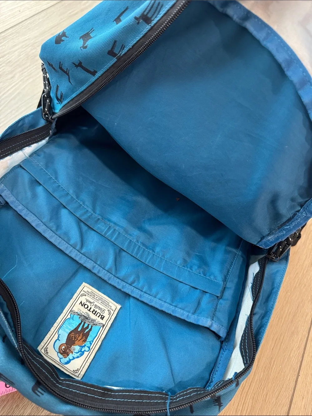 Burton Batoh Treble Yell Wall Paper Print Backpack Distressed All Over Print